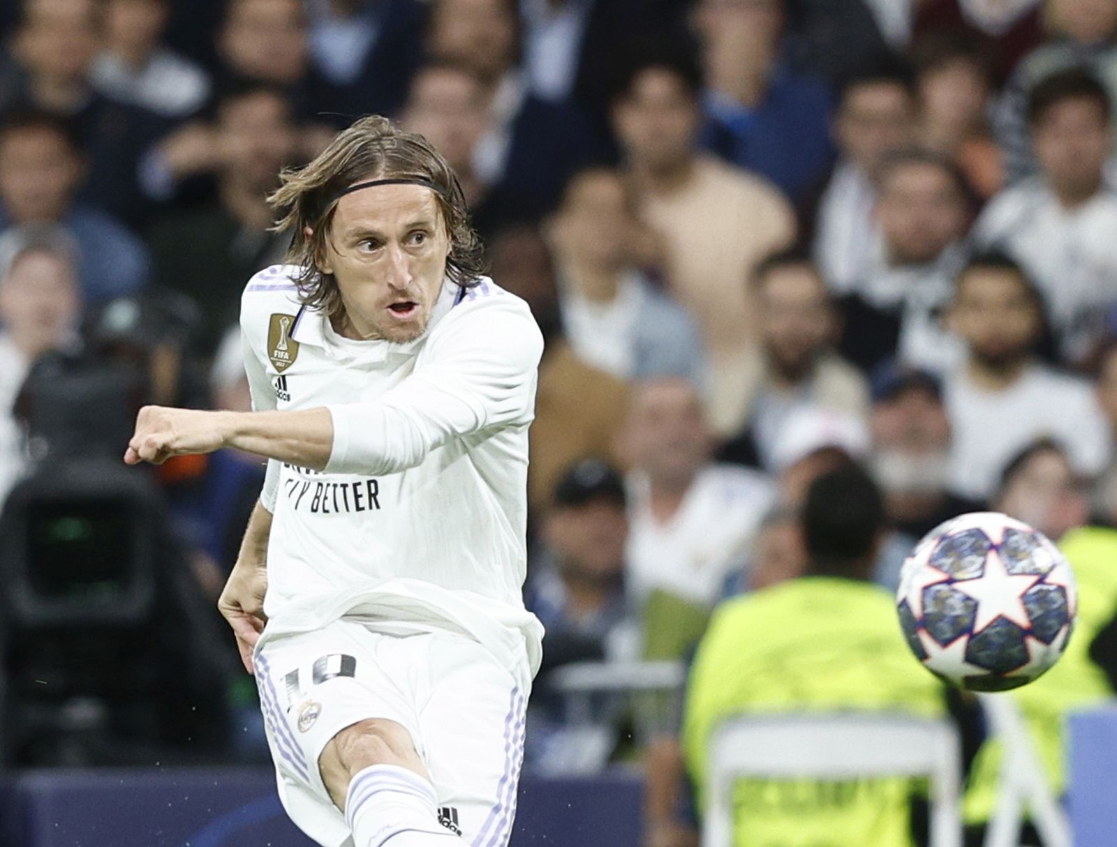 epa10570103 Real Madrid's midfielder Luka Modric in action during the UEFA Champions League quarter final first leg soccer match between Real Madrid and Chelsea FC, in Madrid, Spain, 12 April 2023.  EPA/Rodrigo Jimenez