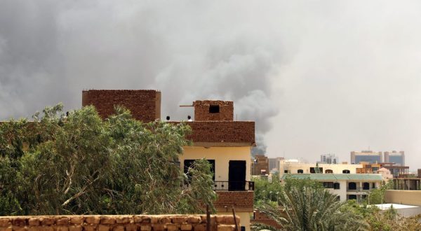 epa10573901 Smoke rises above buildings in Khartoum, Sudan, 15 April 2023. Gunfire and explosions were reported in Khartoum after a power struggle erupted between the army led by army Chief General Abdel Fattah al-Burhan and the paramilitaries of the Rapid Support Forces (RSF) led by General Mohamed Hamdan Dagalo.  EPA/MOHND AWAD
