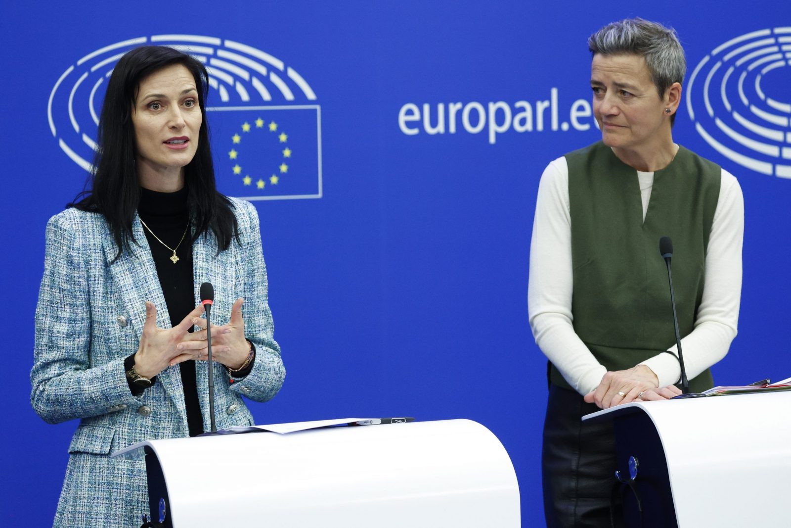 epa10578486 European Commissioner for Innovation, Research, Culture, Education and Youth Mariya Gabriel (L) and Executive Vice-President and European Commissioner for Competition Margrethe Vestager (R) hold a joint press conference on 'digital education and skills' at the European Parliament in Strasbourg, France, 18 April 2023. The session of the European Parliament runs from 17 till 20 April.  EPA/JULIEN WARNAND