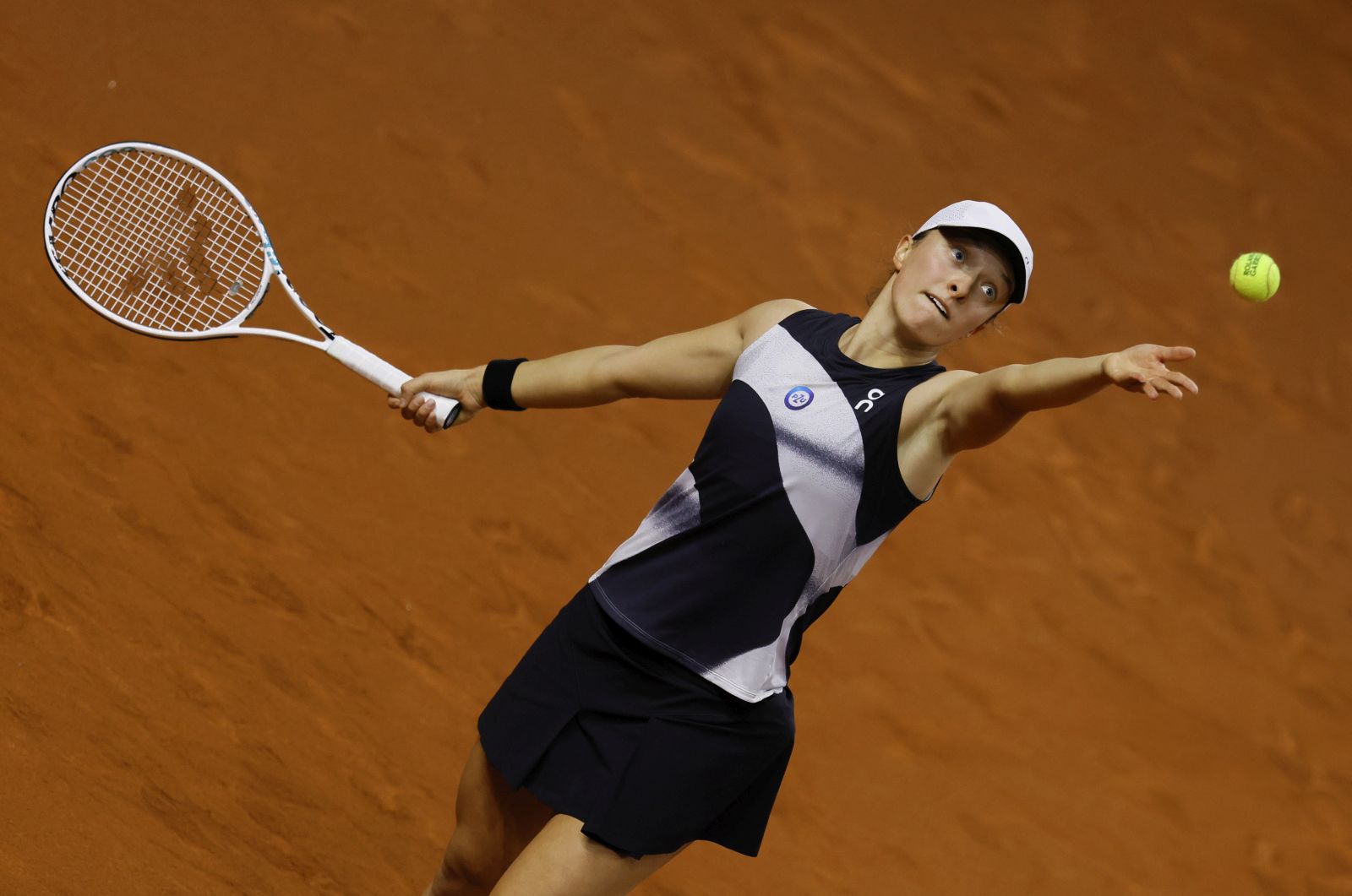 epa10582025 Iga Swiatek of Poland in action during her round of last sixteen match against Qinwen Zheng of China at the Porsche Tennis Grand Prix tournament in Stuttgart, Germany, 20 April 2023.  EPA/RONALD WITTEK