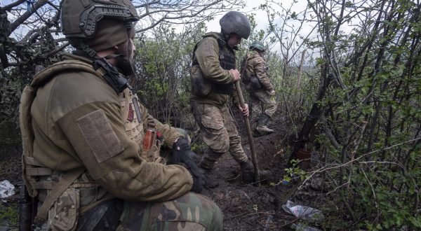 epa10588138 Members of the Ukrainian army's anti-aircraft missile division of the 57th Brigade in position outside of Bakhmut, Ukraine, 23 April 2023. Russian troops entered Ukrainian territory in February 2022, starting a conflict that has provoked destruction and a humanitarian crisis.  EPA/Maria Senovilla