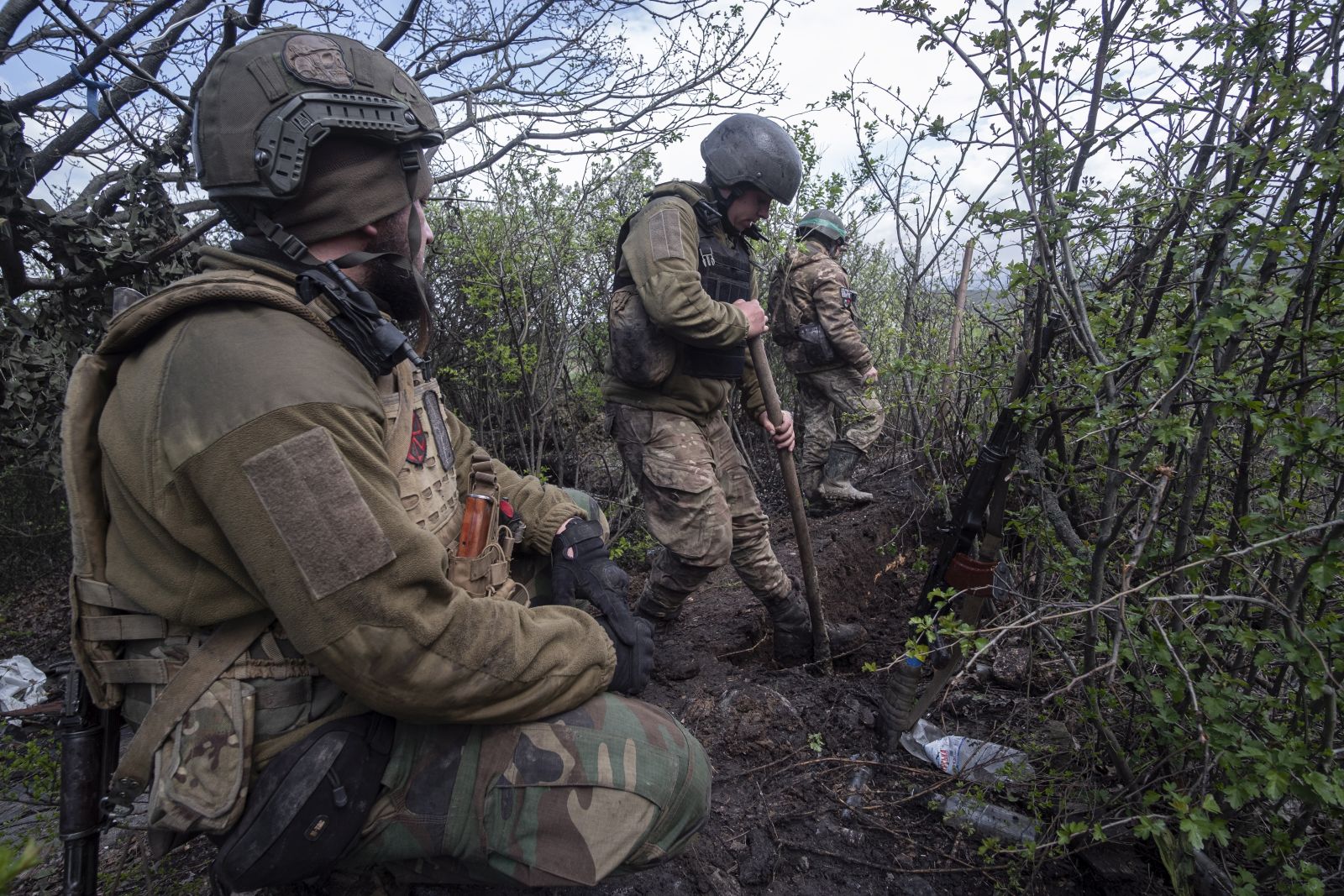 epa10588138 Members of the Ukrainian army's anti-aircraft missile division of the 57th Brigade in position outside of Bakhmut, Ukraine, 23 April 2023. Russian troops entered Ukrainian territory in February 2022, starting a conflict that has provoked destruction and a humanitarian crisis.  EPA/Maria Senovilla