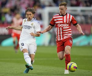 epa10591239 Girona's striker Viktor Tsygankov (R in action against Real Madrid's midfielder Luka Modric (L) during the Spanish LaLiga soccer match between Girona FC and Real Madrid, in Girona, Catalonia, Spain, 25 April 2023.  EPA/Siu Wu