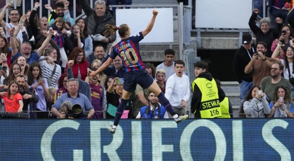 epa10595128 FC Barcelona's Caroline Graham celebrates after scoring the 1-0 goal during the UEFA Women's Champions League semifinal second leg soccer match between FC Barcelona at Chelsea FC at Spotify Camp Nou stadium in Barcelona, Spain, 27 April 2023.  EPA/Alejandro Garcia