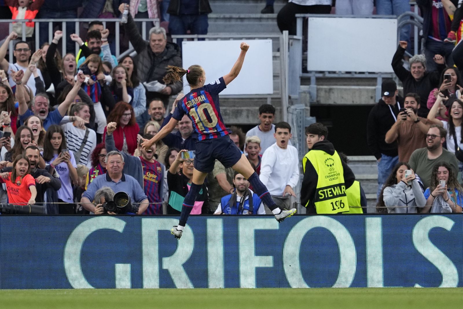 epa10595128 FC Barcelona's Caroline Graham celebrates after scoring the 1-0 goal during the UEFA Women's Champions League semifinal second leg soccer match between FC Barcelona at Chelsea FC at Spotify Camp Nou stadium in Barcelona, Spain, 27 April 2023.  EPA/Alejandro Garcia