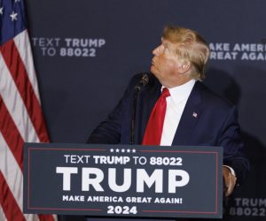 epa10595511 Former US president Donald Trump addresses a crowd during a rally in Manchester, New Hampshire, USA, 27 April 2023.  EPA/CJ GUNTHER