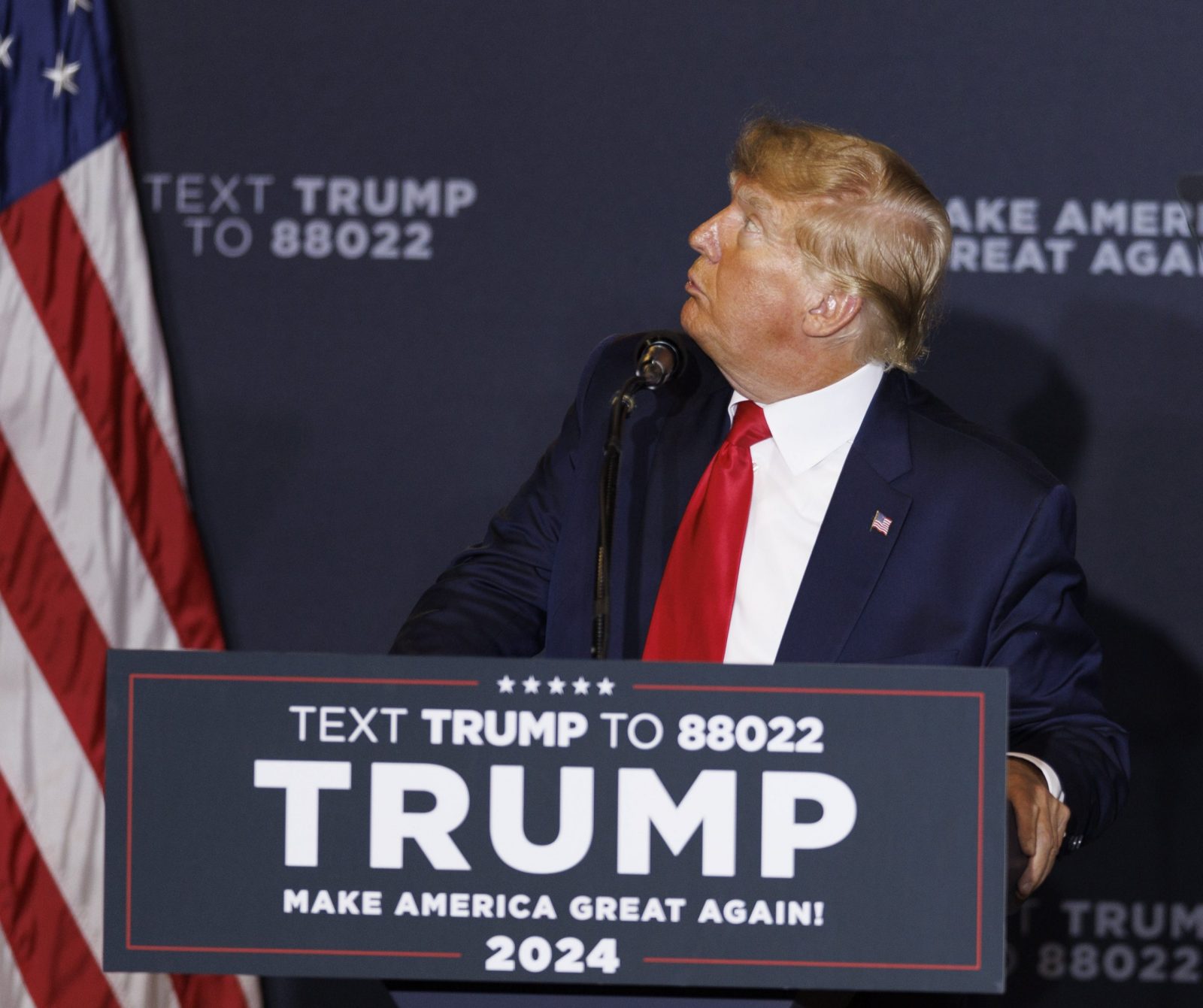 epa10595511 Former US president Donald Trump addresses a crowd during a rally in Manchester, New Hampshire, USA, 27 April 2023.  EPA/CJ GUNTHER