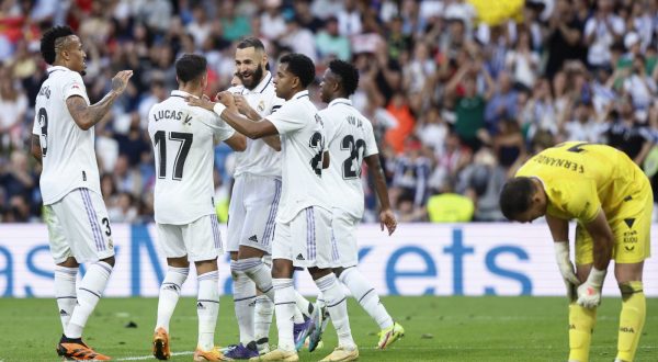 epa10598792 Real Madrid's Karim Benzema (3L) celebrates after scoring the 3-0 goal during the Spanish LaLiga soccer match between Real Madrid and UD Almeria, in Madrid, Spain, 29 April 2023.  EPA/Rodrigo Jimenez