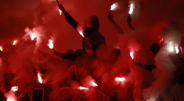 epa10599122 Toulouse FC fans cheer their team during the Coupe de France final soccer match between FC Nantes and Toulouse FC, in Saint-Denis, France, 29 April 2023.  EPA/CHRISTOPHE PETIT TESSON