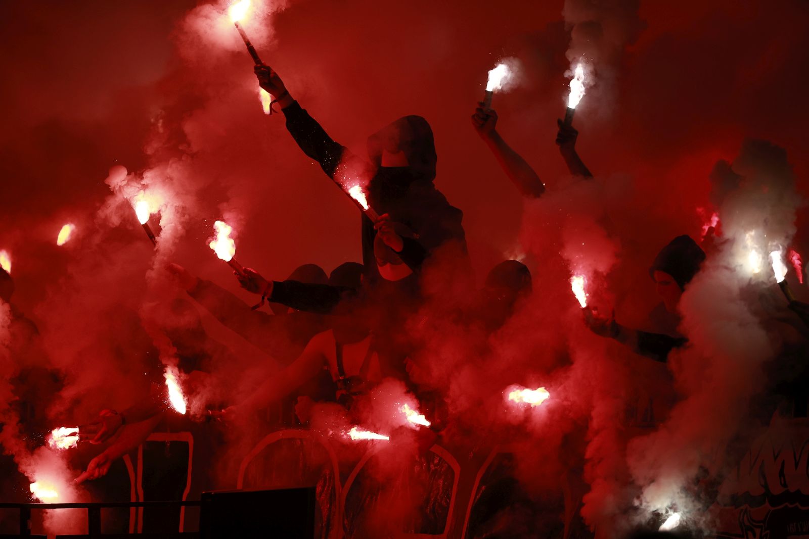 epa10599122 Toulouse FC fans cheer their team during the Coupe de France final soccer match between FC Nantes and Toulouse FC, in Saint-Denis, France, 29 April 2023.  EPA/CHRISTOPHE PETIT TESSON