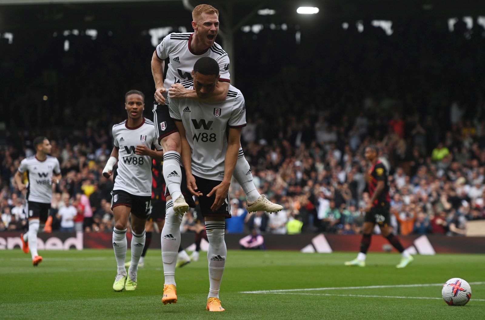 epa10599985 Fulham's Carlos Vinicius (C) celebrates with team-mates after scoring the 1-1 equaliser during the English Premier League soccer match between Fulham FC and Manchester City in London, Britain, 30 April 2023.  EPA/NEIL HALL EDITORIAL USE ONLY. No use with unauthorized audio, video, data, fixture lists, club/league logos or 'live' services. Online in-match use limited to 120 images, no video emulation. No use in betting, games or single club/league/player publications.