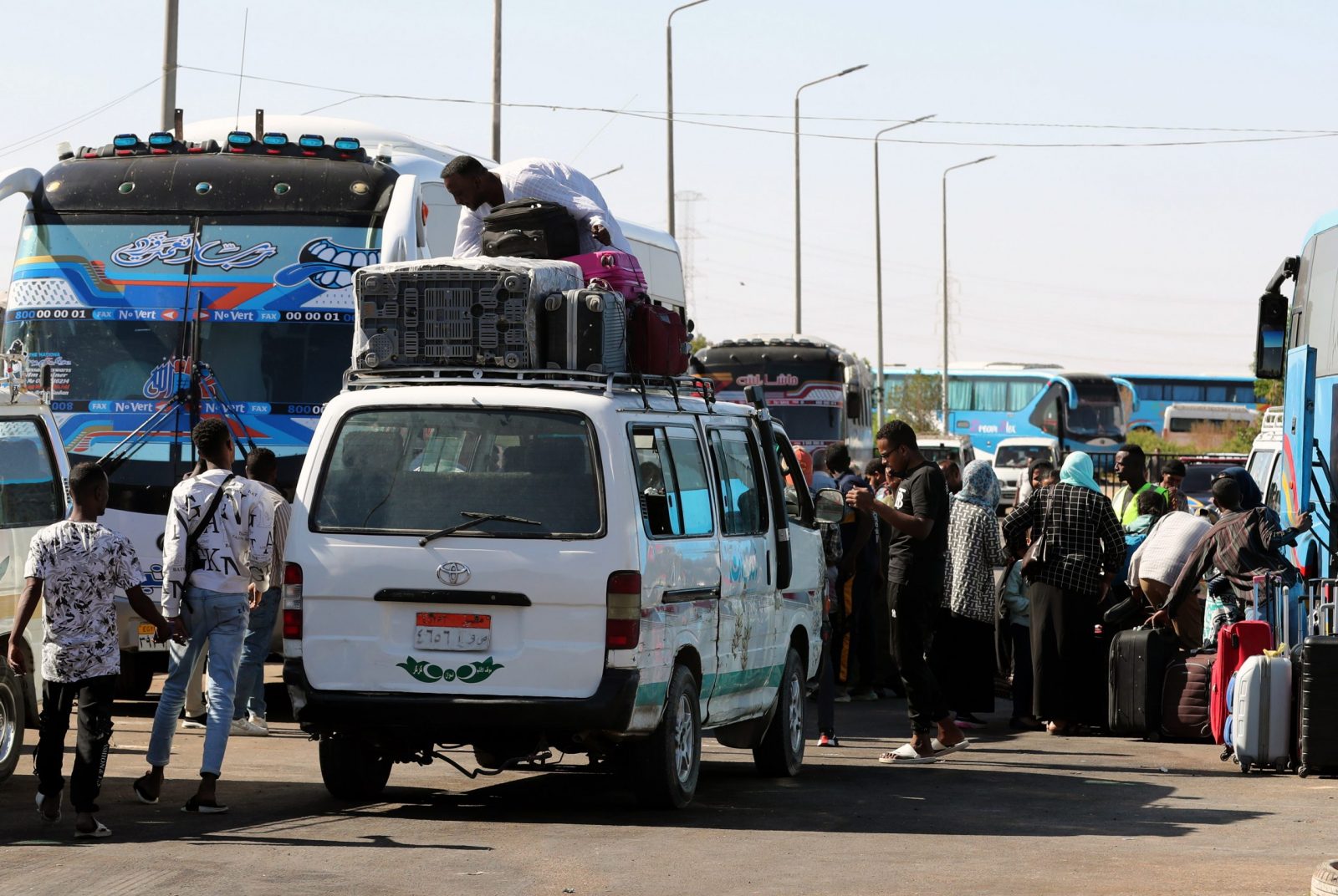 epa10600762 People fleeing Sudan arrive at Wadi Karkar bus station in Aswan, southern Egypt, 30 April 2023. According to UNHCR thousands of people have fled Sudan since mid-April after heavily armed clashes between Sudan's military and rival paramilitary groups started in the capital Khartoum and other parts of the country on 15 April 2023.  EPA/KHALED ELFIQI