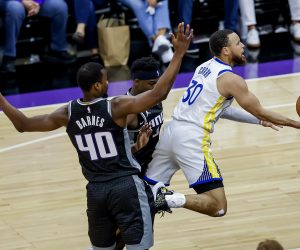 epa10601163 Golden State Warriors guard Stephen Curry (R) in action against Sacramento Kings forward Harrison Barnes (L) during the second half of game 7 of the NBA Western Conference first round playoff series between the Golden State Warriors and the Sacramento Kings at the Golden 1 Center in Sacramento, California, USA, 30 April 2023.  EPA/JOHN G. MABANGLO SHUTTERSTOCK OUT