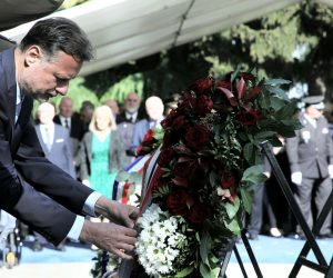 Okučani, 01.05.2023. - Hrvatska slavi 28. godišnjicu vojno-redarstvene operacije Bljesak, u kojoj su hrvatski branitelji 1. svibnja 1995. u manje od 32 sata s oko 7200 vojnika i policajaca oslobodili dijelove zapadne Slavonije koji su četiri godine bili okupirani. Na fotografiji predsjednik Hrvatskog Sabora Gordan Jandroković, polaganje vijenaca kod spomen obilježja "Kristalna kocka vedrine" na Trgu dr. Franje Tuđmana. foto HINA/ Tomislav PAVLEK/ ml