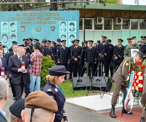 Borova, 02.05.2023. - Mimohodom Udruge Specijalne policije iz Domovinskog rata "Krpelj" Vinkovci, od ulaza u Borovo do spomen-obilježja u središtu mjesta, u utorak je počelo obilježavanje 31. obljetnice ubojstva 12 pripadnika vinkovačke specijalne policije ubijenih na današnji dan 1991. u prijeratnom Borovu Selu, a današnjem Borovu. Na fotografiji Mario Banožić, Davor Božinović.
foto HINA/ Željko DRAŽENOVIĆ/ ml