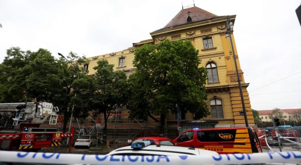 Zagreb, 02.05.2023. - U urušavanju skele i dijela zgrade na Klaićevu ulicu, koje se dogodilo oko 12,30 sati, oštećeno je nekoliko automobila, na terenu su vatrogasci, no prema prvim informacijama nema ozlijeđenih. Na fotografiji zgrada, Muzej za umjetnost i obrt (MUO), vatrogasna vozila, policijsko vozilo, urušena skela. foto HINA/ Lana SLIVAR DOMINIĆ/ ml