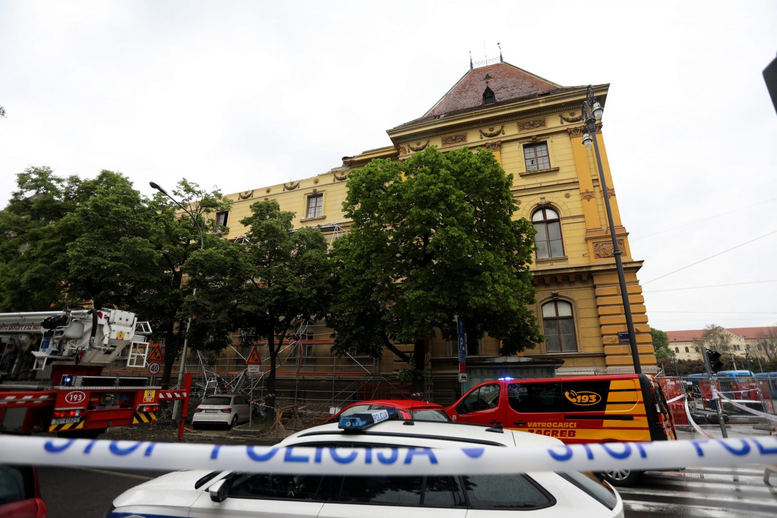 Zagreb, 02.05.2023. - U urušavanju skele i dijela zgrade na Klaićevu ulicu, koje se dogodilo oko 12,30 sati, oštećeno je nekoliko automobila, na terenu su vatrogasci, no prema prvim informacijama nema ozlijeđenih. Na fotografiji zgrada, Muzej za umjetnost i obrt (MUO), vatrogasna vozila, policijsko vozilo, urušena skela. foto HINA/ Lana SLIVAR DOMINIĆ/ ml