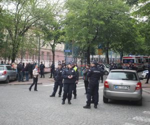 Beograd, 03.05.2023. - Osmero uèenika i èuvar kole ubijeni su u oruanom napadu u Osnovnoj koli "Vladislav Ribnikar", a uèiteljica je preminula u bolnici od ozljeda. V.d. direktor klinike u Tirovoj Sinia Duèiæ izjavio je da su u toj ustanovi dva djeèaka i jedna djevojèica koji su upucani jutros u Osnovnoj koli "Vladislav Ribnikar" na Vraèaru. Kako je rekao, djeèaci su u stabilnom stanju, imaju prostrelne rane donjeg ekstremiteta i oni su na praæenju i primaju antibiotsku terapiju. 
foto HINA/ BETAPHOTO/MILOS MISKOV/ ua