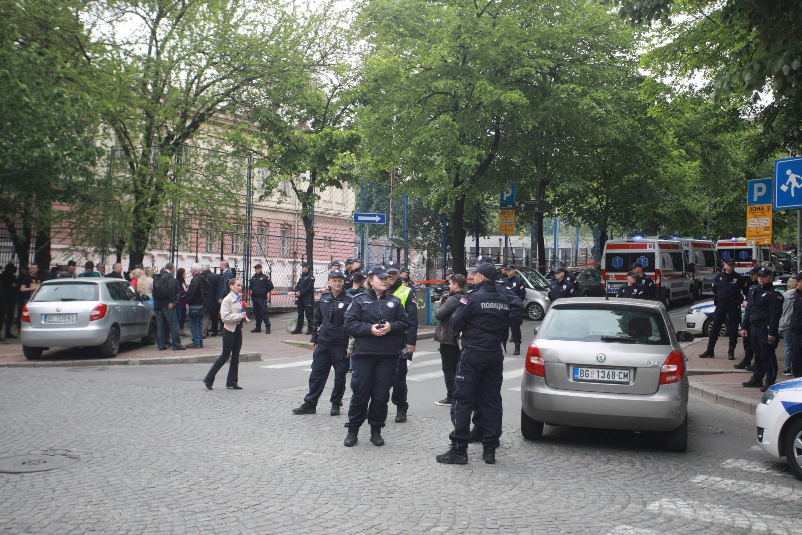 Beograd, 03.05.2023. - Osmero uèenika i èuvar kole ubijeni su u oruanom napadu u Osnovnoj koli "Vladislav Ribnikar", a uèiteljica je preminula u bolnici od ozljeda. V.d. direktor klinike u Tirovoj Sinia Duèiæ izjavio je da su u toj ustanovi dva djeèaka i jedna djevojèica koji su upucani jutros u Osnovnoj koli "Vladislav Ribnikar" na Vraèaru. Kako je rekao, djeèaci su u stabilnom stanju, imaju prostrelne rane donjeg ekstremiteta i oni su na praæenju i primaju antibiotsku terapiju. 
foto HINA/ BETAPHOTO/MILOS MISKOV/ ua