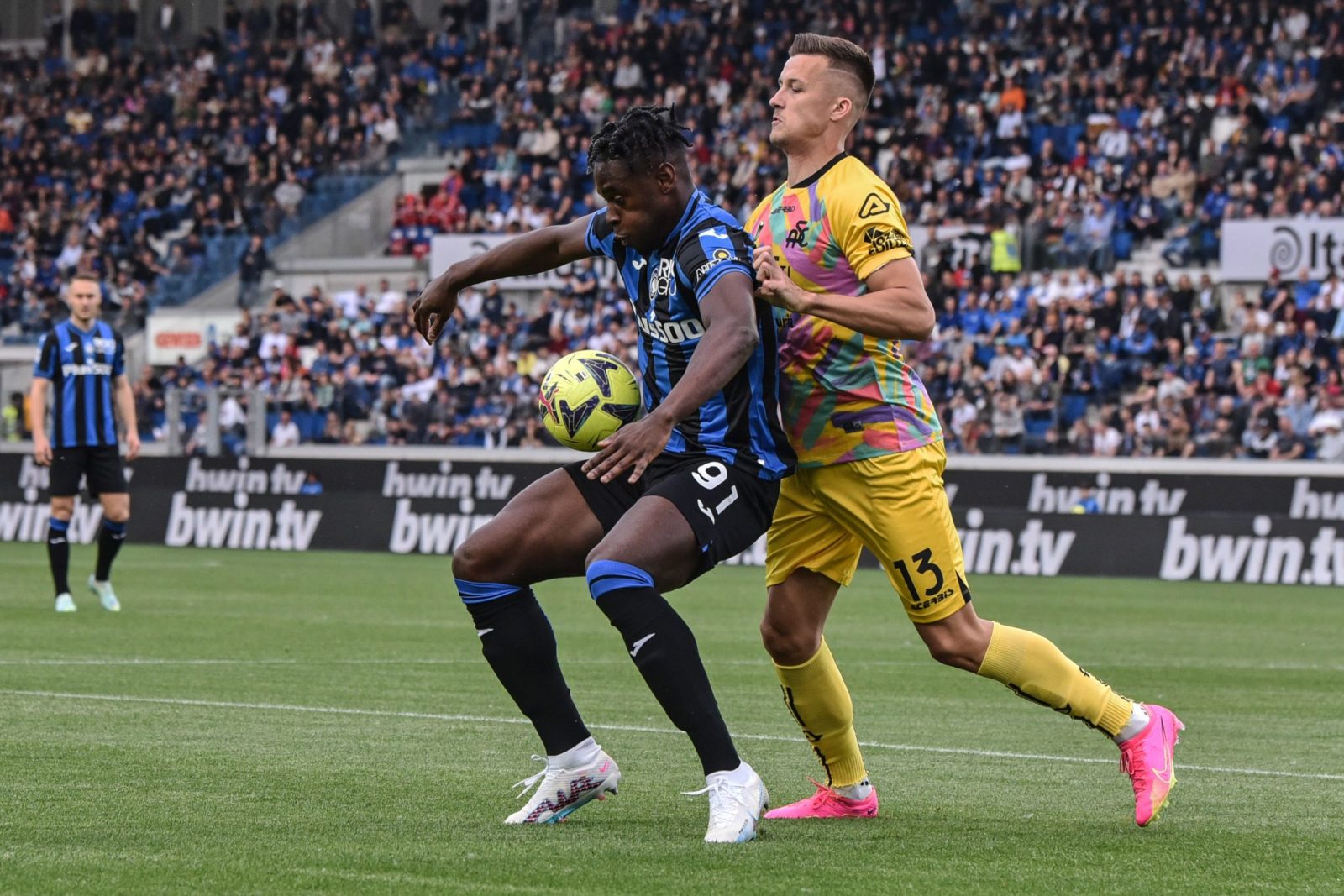 epa10606515 Atalanta's Duvan Zapata and Spezia's Arkadiusz Reca during the Italian Serie A soccer match between Atalanta BC and Spezia Calcio, in Bergamo, Italy, 03 May 2023.  EPA/MICHELE MARAVIGLIA