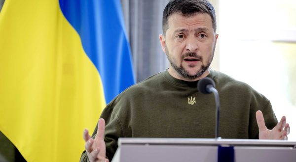 epa10608198 Ukrainian President Volodymyr Zelensky addresses a press conference during his visit at the Catshuis in the Hague, the Netherlands, 04 May 2023.  EPA/Robin van Lonkhuijsen