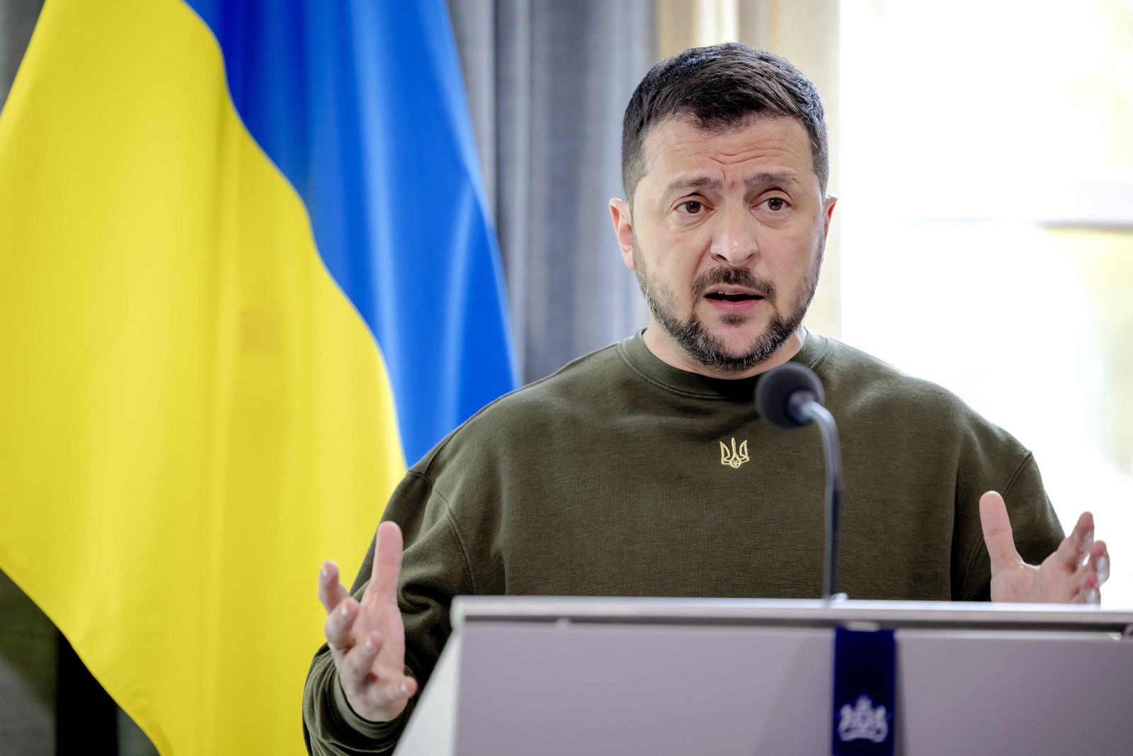 epa10608198 Ukrainian President Volodymyr Zelensky addresses a press conference during his visit at the Catshuis in the Hague, the Netherlands, 04 May 2023.  EPA/Robin van Lonkhuijsen