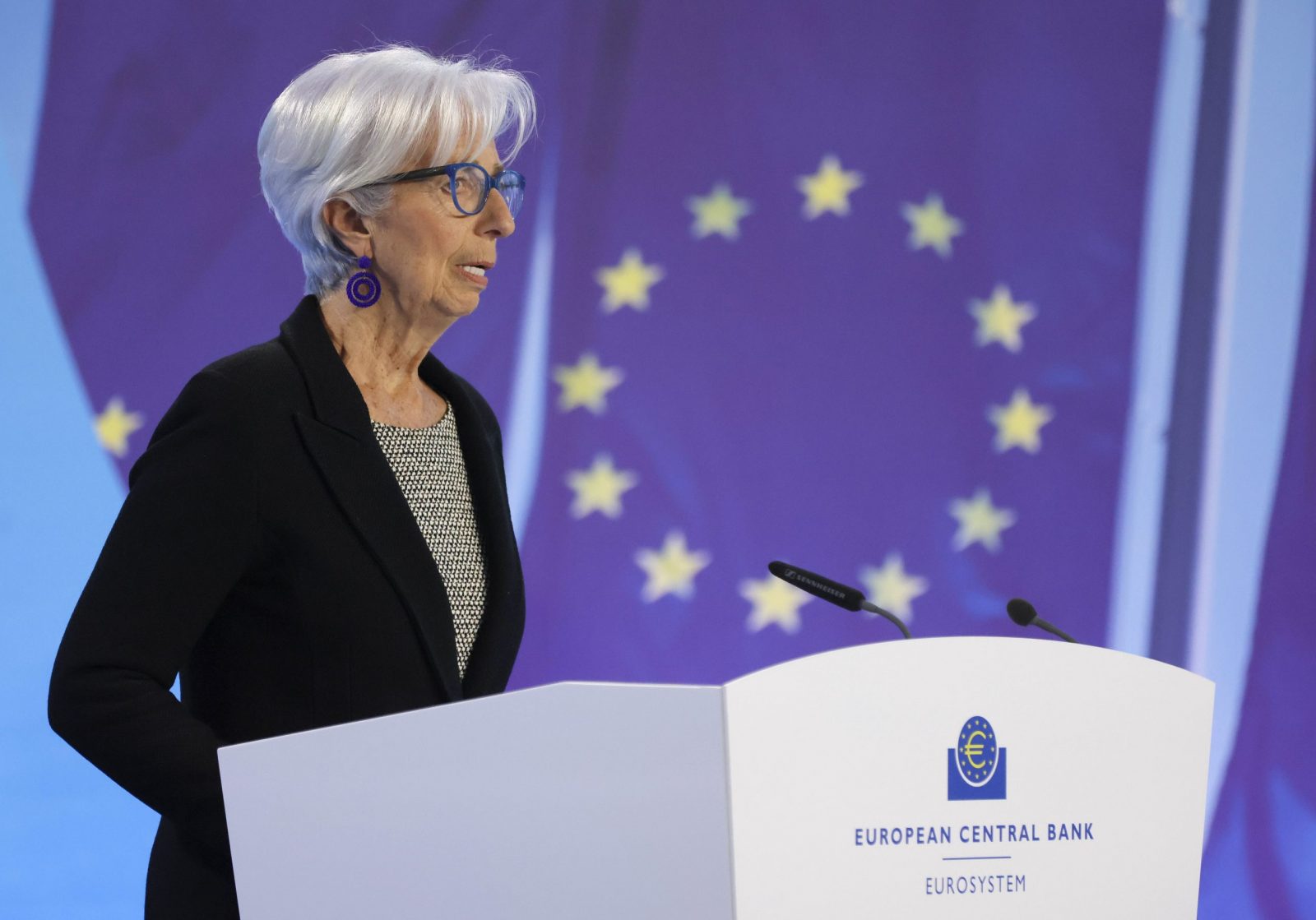epa10608321 European Central Bank (ECB) President Christine Lagarde addresses a press conference following the meeting of the ECB Governing Council in Frankfurt am Main, Germany, 04 May 2023.  EPA/RONALD WITTEK