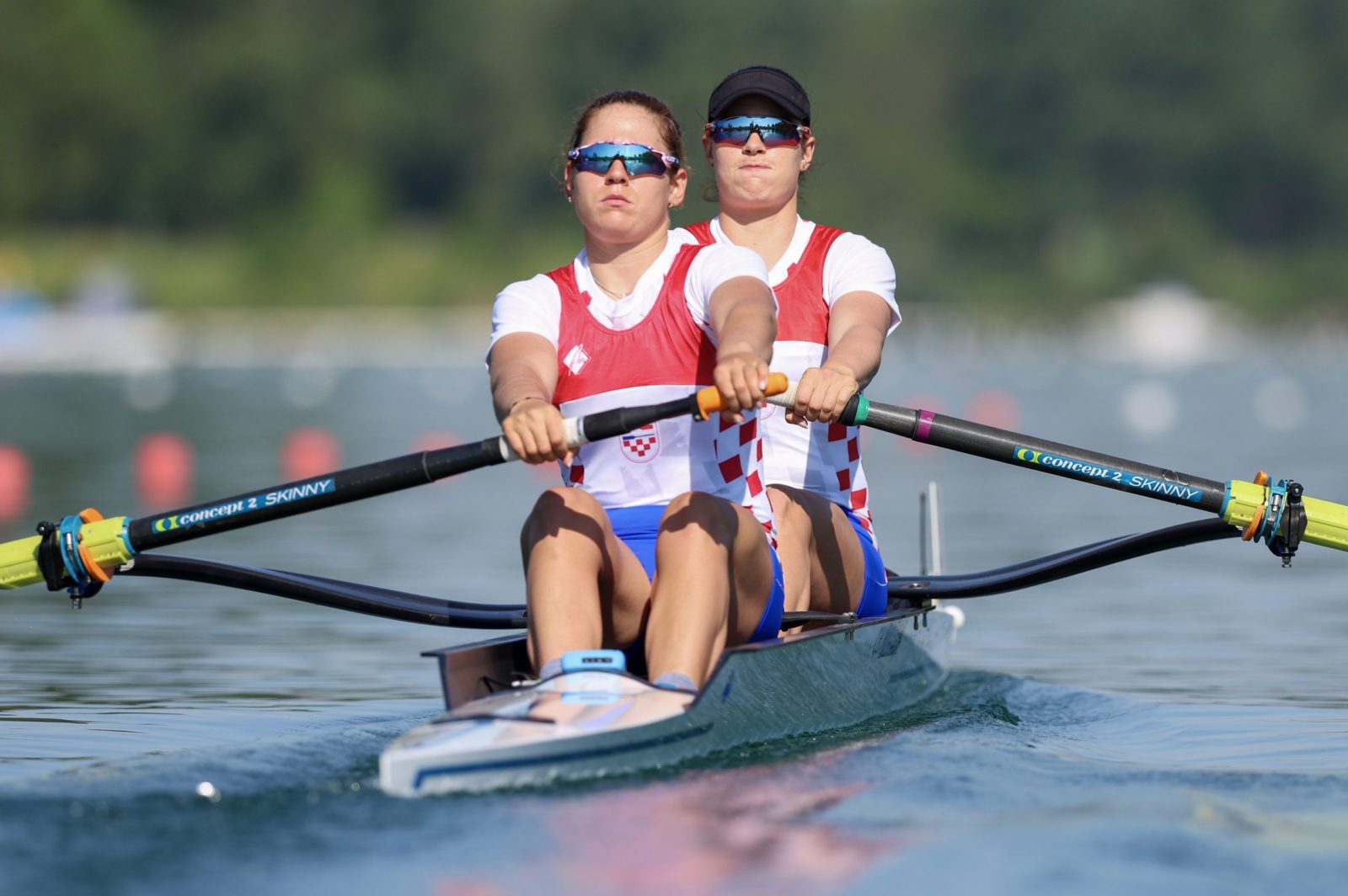 Zagreb, 05.05.2023 -  Prvi dana Svjetskog kupa u veslanju na zagrebačkom Jarunu. Na slici Ivana Jurković i Josipa Jurković tijekom kvalifikacija u dvojcu bez kormilara.
foto HINA/ Damir SENČAR/ ds