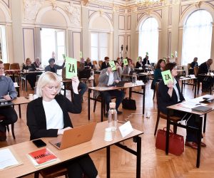 Varaždin, 05.05.2023. - Grad Varaždin dobio je proračun za 2023. godinu nakon gotovo šest mjeseci neizvjesnosti. Naime, upravo zbog neizglasavanja proračun u studenom prošle godine uslijedili su izvanredni izbori u travnju na kojima je SDP osvojio natpolovičnu većinu u Gradskom vijeću. Nakon što je prije desetak dana konstituirano Gradsko vijeće u petak je održana 2. sjednica na kojoj je prihvaćen proračun. 
foto HINA/ Siniša KALAJDŽIJA/ ml