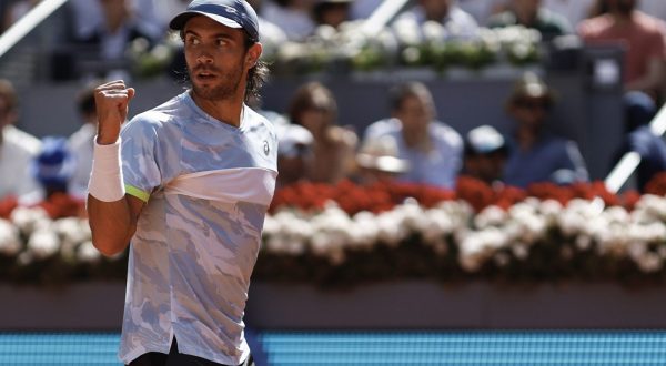 epa10610636 Croatian tennis player Borna Coric in action against Spanish Carlos Alcaraz during their Mutua Madrid Open semi final tennis match held at the Magic Box, in Madrid, Spain, 05 May 2023.  EPA/Rodrigo Jimenez