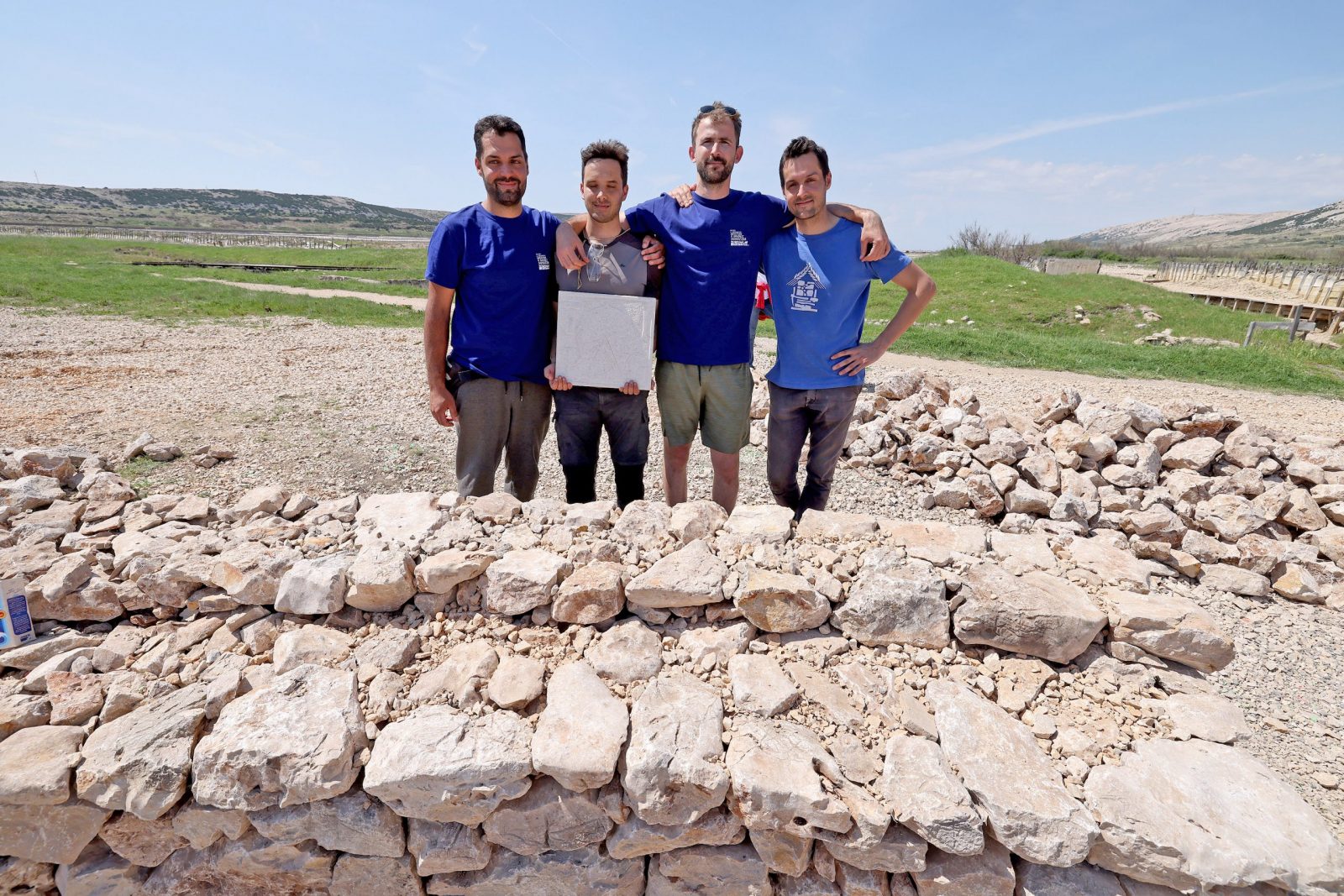 Pag, 06.05.2023. - Ministrica kulture i medija Nina Obuljen Koržinek dodjelila je UNESCO povelju nositeljima kulturnog dobra umijeća suhozidne gradnje u sklopu programa „Suhozidni susreti“ i „6. prvenstvo Hrvatske u gradnji suhozida“ koji su u Pagu organizirali udruga Dragodid i Turistička zajednica Grada Paga s domaćinima Gradom Pagom i Solanom Pag.
Na fotografiji: Pobjednici udruga Vlaji iz Sinja, Zvonimir Malbaša, Mislav Malbaša, Jakov Varenina i Ante Barać, 
Foto HINA/Zvonko KUCELIN