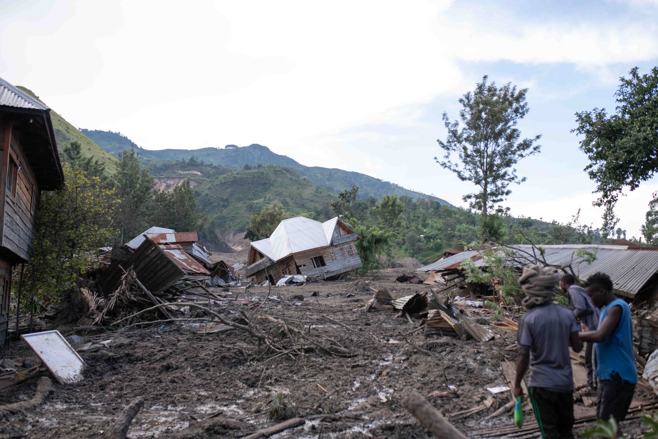 epa10612471 Houses are destroyed by flash floods in the village of Bushushu, South Kivu Province, Democratic Republic of the Congo, 06 May 2023. Over 200 people were killed during flash floods due to high rainfalls in Kalehe territory according to officials.  EPA/KASEREKA MOISE