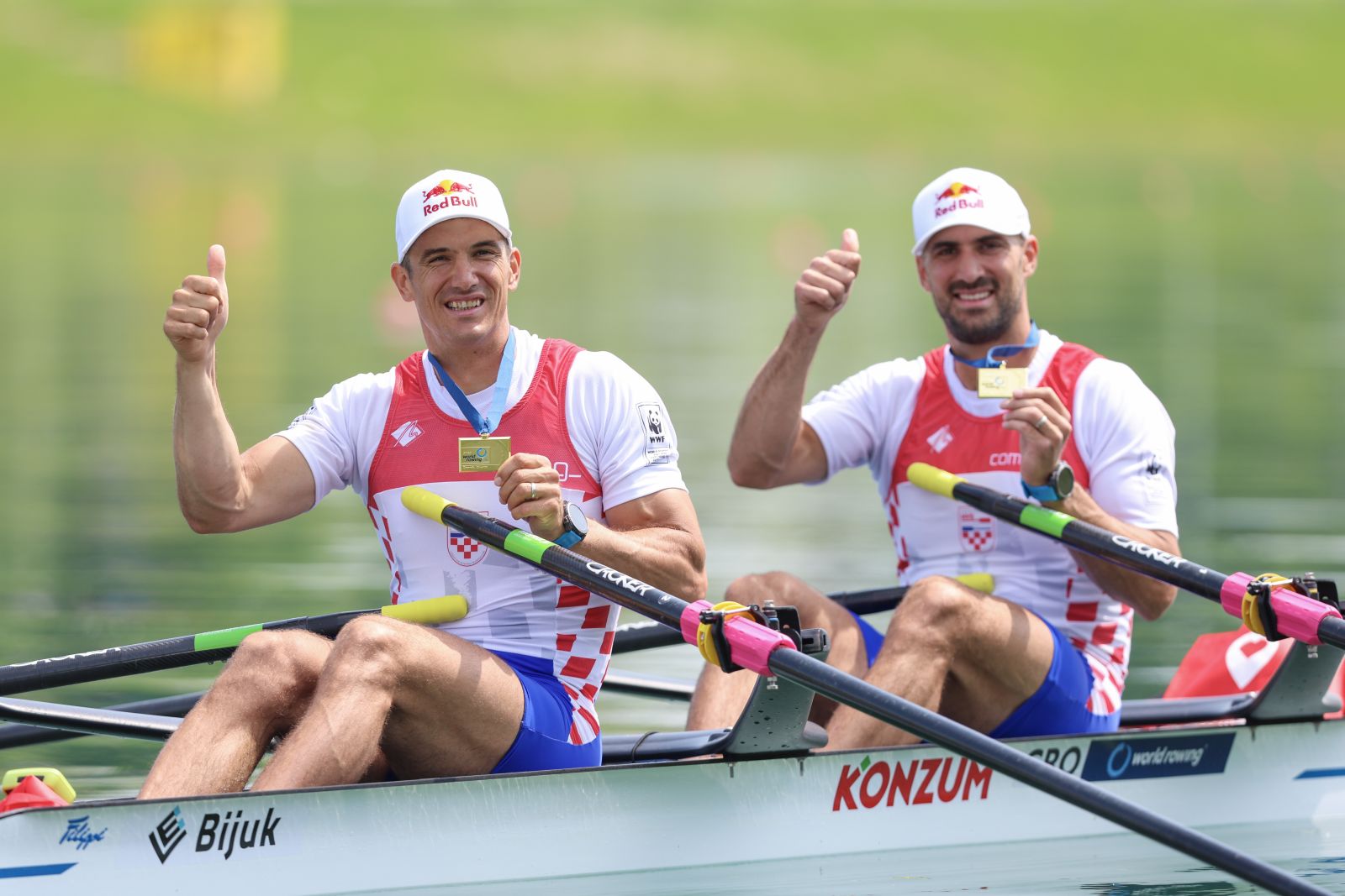 Zagreb, 07.05.2023 -  Treći, finalni dan Svjetskog veslačkog kupa na zagrebačkom jarunu.  Martin i Valent Sinković nakon utrke finala, dvojac na pariće. Braća Sinković osvojili su zlatnu medalju koja ime je 50-ta medalja na velikim natjecanjima.
foto HINA/ Damir SENČAR/ ds