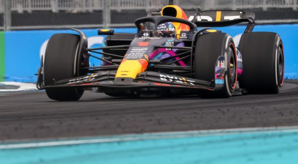 epa10614652 Dutch Formula One driver Max Verstappen of Red Bull Racing team in action during the Formula 1 Miami Grand Prix at the Miami International Autodrome circuit in Miami Gardens, Florida, USA, 07 May 2023.  EPA/CRISTOBAL HERRERA-ULASHKEVICH