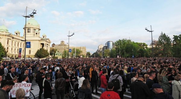 Beograd, 08.05.2023. - Deseci tisuća ljudi okupili su se u ponedjeljak u središtu Beograda i još nekoliko gradova Srbije na prosvjedu "Srbija protiv nasilja", reagirajući na dva masovna ubojstva prošlog tjedna u beogradskoj osnovnoj školi i tri sela u okolini Mladenovca. foto HINA/ Velimir ILIĆ/ ml