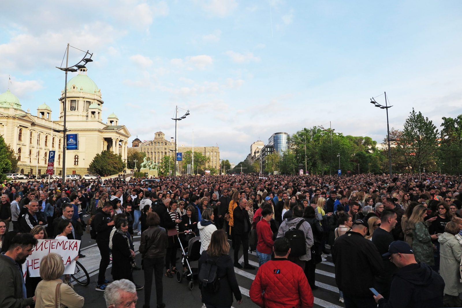 Beograd, 08.05.2023. - Deseci tisuća ljudi okupili su se u ponedjeljak u središtu Beograda i još nekoliko gradova Srbije na prosvjedu "Srbija protiv nasilja", reagirajući na dva masovna ubojstva prošlog tjedna u beogradskoj osnovnoj školi i tri sela u okolini Mladenovca. foto HINA/ Velimir ILIĆ/ ml