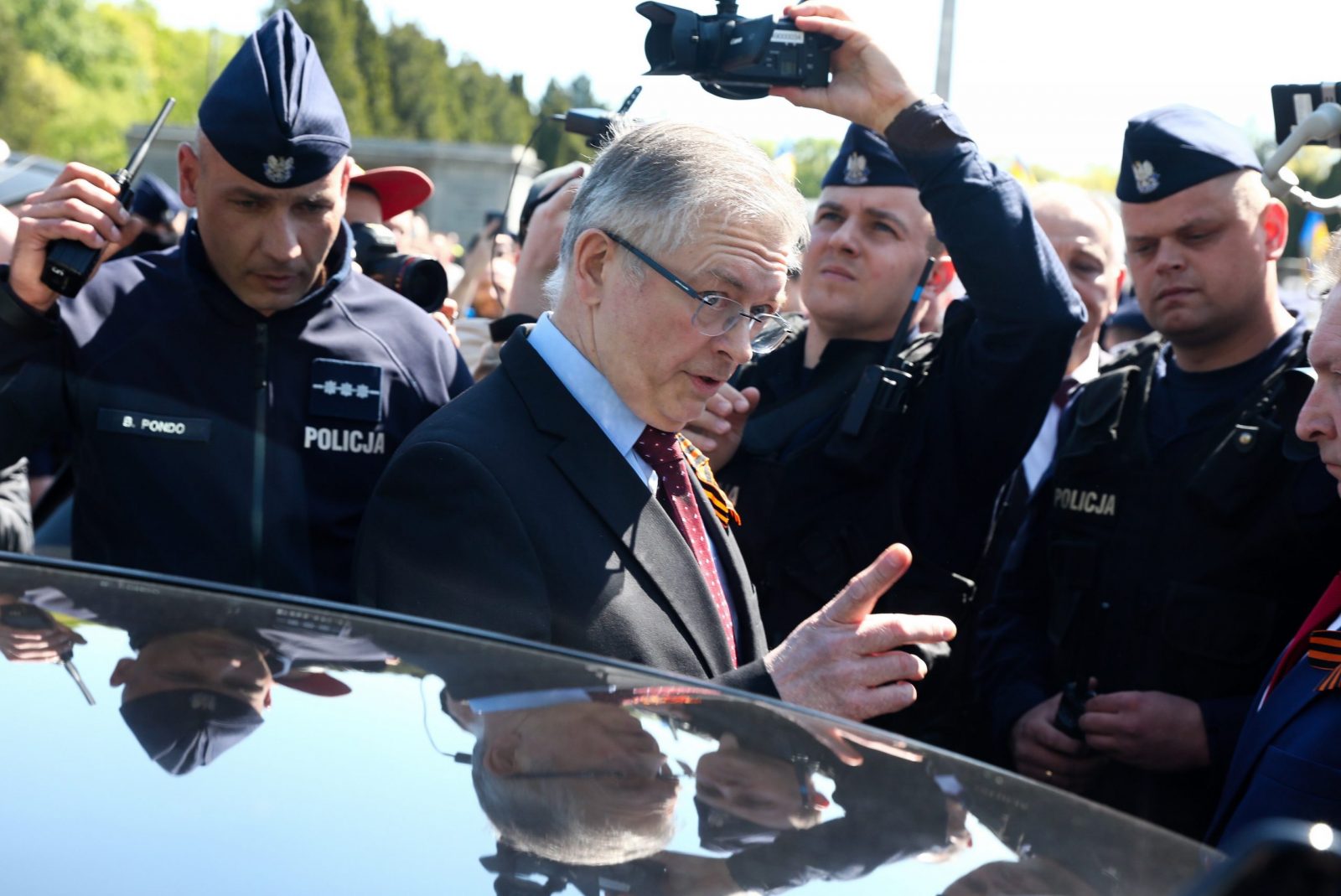epa10616930 Ambassador of the Russian Federation to Poland Siergiej Andriejew (C) during an attempt to lay flowers at the Cemetery-Mausoleum of Soviet Soldiers in Warsaw, Poland, 09 May 2023. Andrejew is attempting to repeat last year's commemoration, during which he was doused with red paint by participants in a protest against Russia's aggression against Ukraine. On 09 May, Russia celebrates the day of victory over Nazi Germany.  EPA/Tomasz Gzell POLAND OUT