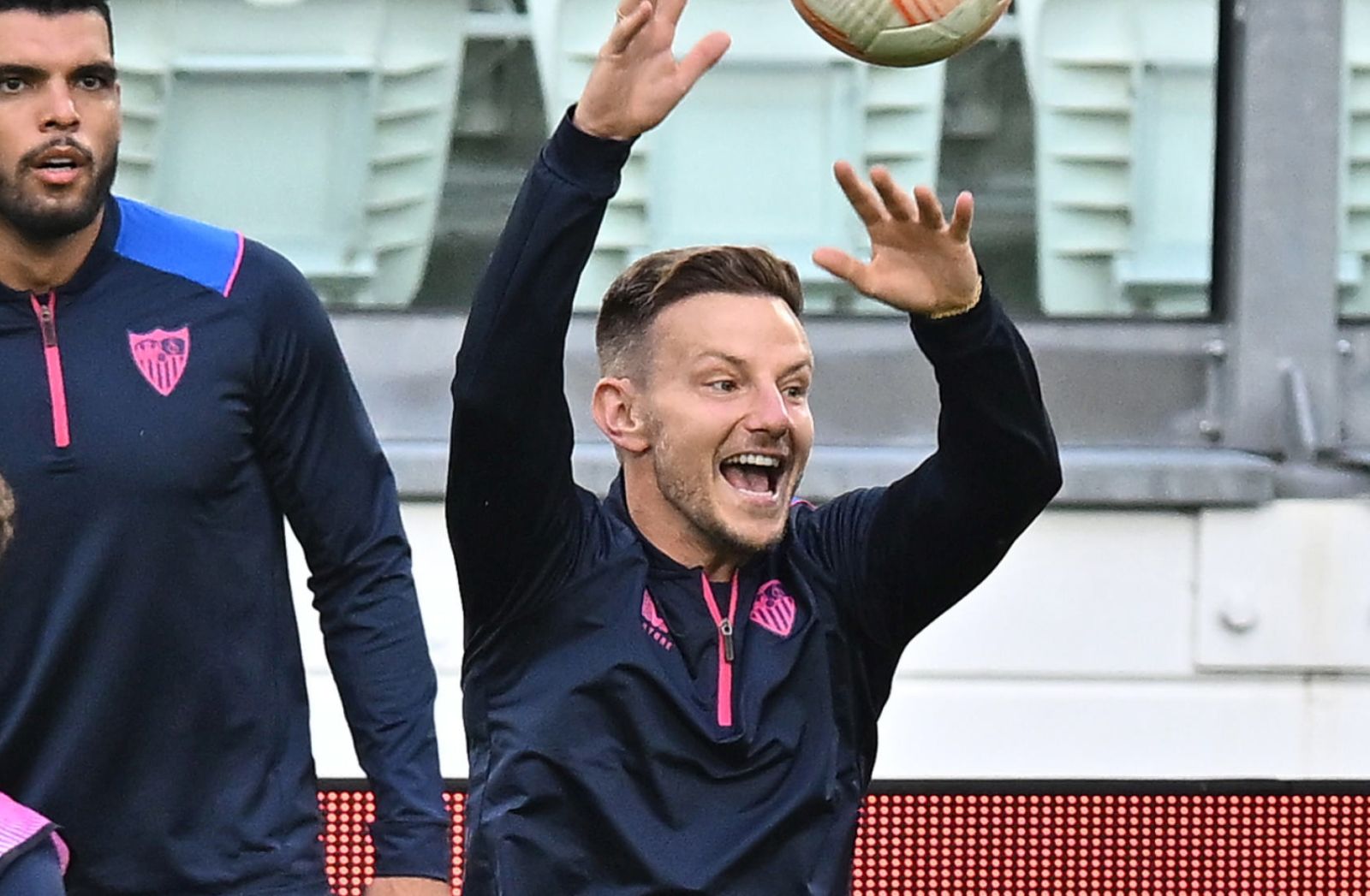 epa10619658 Sevilla's Ivan Rakitic in action during a training session on the eve of the UEFA Europa League semi-final first leg match between Juventus FC and Sevilla FC, in Turin, Italy, 10 May 2023.  EPA/ALESSANDRO DI MARCO