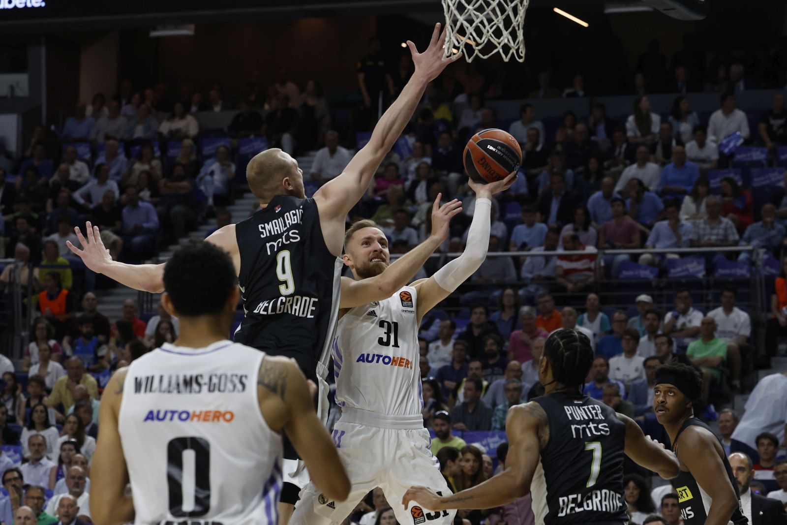 epa10619695 Real Madrid's Dzaan Musa (R) in action against Alen Smailagic of Partizan, during the fifth game of the EuroLeague playoffs between Real Madrid and Partizan Belgrade in Madrid, Spain, 20 May 2023.  EPA/Juanjo Martin