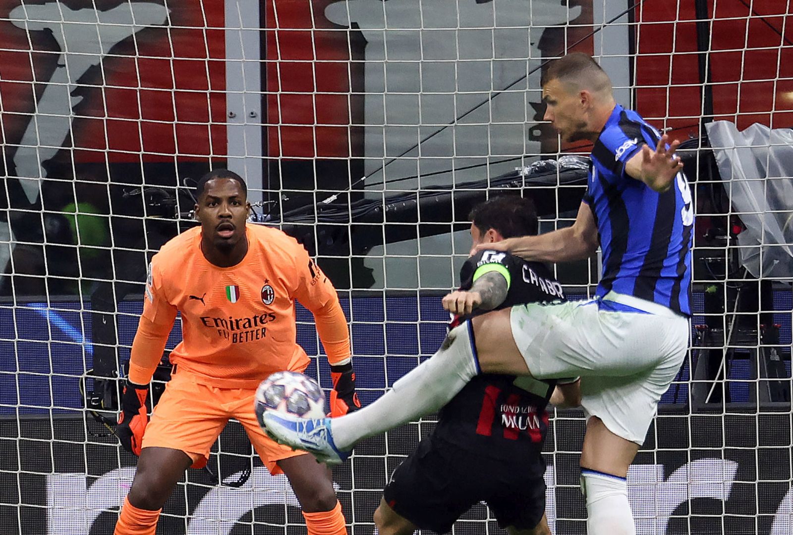 epaselect epa10619708 Inter Milan's Edin Dzeko (R) scores the 0-1 goal during the UEFA Champions League semi-final first leg soccer match between AC Milan and FC Inter, in Milan, Italy, 10 May 2023.  EPA/MATTEO BAZZI