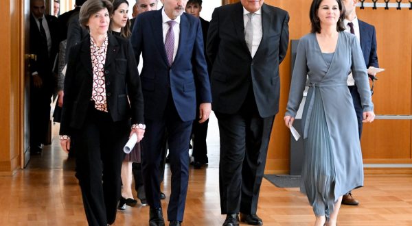 epa10620703 German Foreign Minister Annalena Baerbock (R) arrives with her counterparts France's Catherine Colonna (L), Egypt's Sameh Shoukry (2-R) and Jordan's Ayman Safadi for a news conference after a ministerial meeting of the Munich Group on the Middle East peace process, at the federal foreign ministry in Berlin, Germany, 11 May 2023.  EPA/Filip Singer