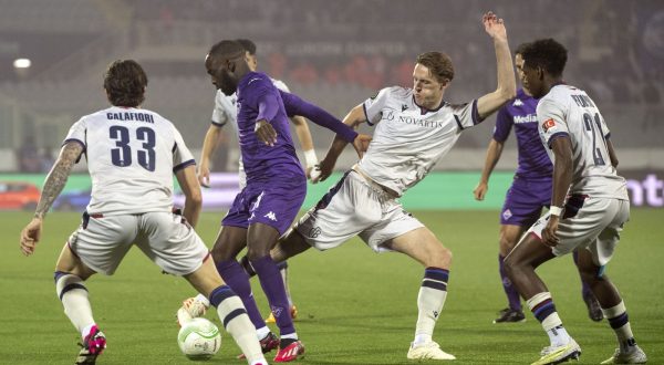 epa10621643 Fiorentina's Jonatha Ikone (2L) in action against Basel's (L-R) Riccardo Calafiori, Wouter Burger, and Andy Pelmard during the UEFA Conference League semi final first leg soccer match between Italy's ACF Fiorentina and Switzerland's FC Basel 1893 at the Artemio Franchi stadium in Florence, Italy,11 May 2023.  EPA/GEORGIOS KEFALAS