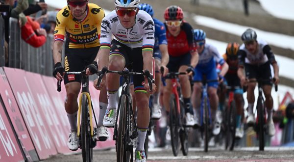 epa10623369 Slovenian rider  Primoz Roglic (L) of team Jumbo Visma and Belgian rider Remco Evenepoel of Soudal Quick-Step team in action during the seventh stage of the 2023 Giro d'Italia cycling race, over 218 km from Capua to Gran Sasso d'Italia, Italy, 12 May 2023.  EPA/LUCA ZENNARO