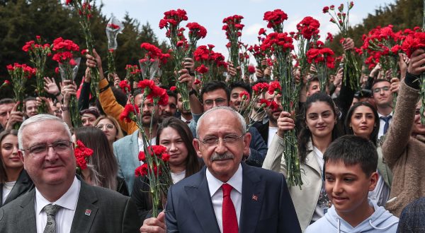 epa10624764 Turkish presidential candidate Kemal Kilicdaroglu (C), leader of the opposition Republican People's Party (CHP), carries flowers as he visits Anitkabir, the mausoleum of the founder and first President of the Republic of Turkey, Mustafa Kemal Ataturk, in Ankara, Turkey, 13 May 2023. Turkey will hold its general election on 14 May 2023 with a two-round system to elect its president, while parliamentary elections will be held simultaneously.  EPA/SEDAT SUNA
