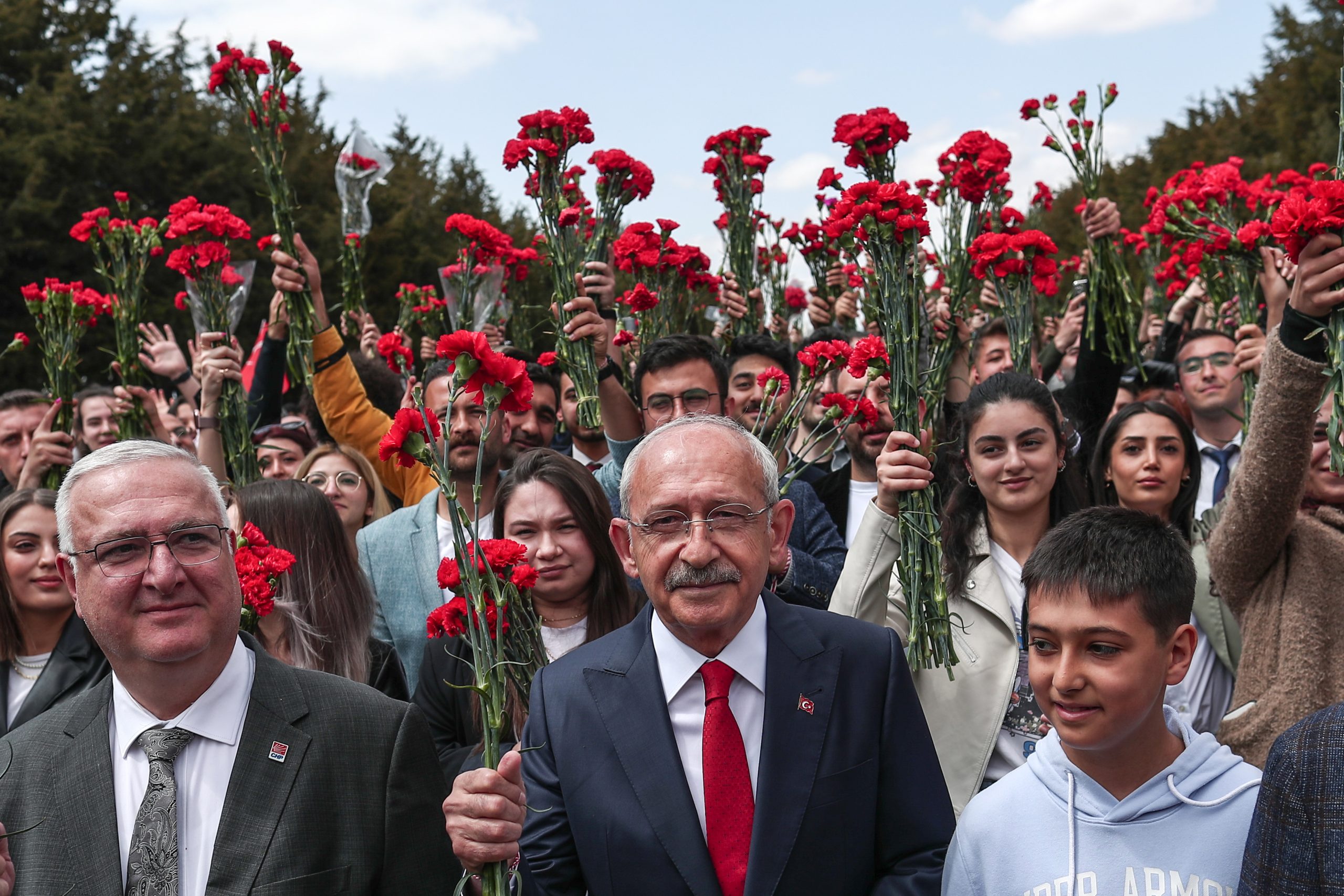 epa10624764 Turkish presidential candidate Kemal Kilicdaroglu (C), leader of the opposition Republican People's Party (CHP), carries flowers as he visits Anitkabir, the mausoleum of the founder and first President of the Republic of Turkey, Mustafa Kemal Ataturk, in Ankara, Turkey, 13 May 2023. Turkey will hold its general election on 14 May 2023 with a two-round system to elect its president, while parliamentary elections will be held simultaneously.  EPA/SEDAT SUNA