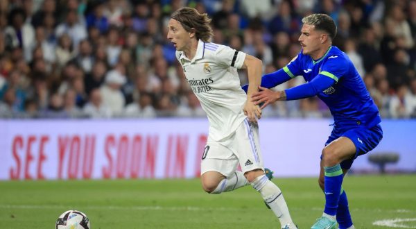 epa10626201 Real Madrid's midfielder Luka Modric (L) duels for the ball with Getafe's midfielder Jaime Seoane (R) during the Spanish LaLiga soccer match between Real Madrid and Getafe CF at Santiago Bernabeu Stadium in Madrid, Spain, 13 May 2023.  EPA/ZIPI ARAGON