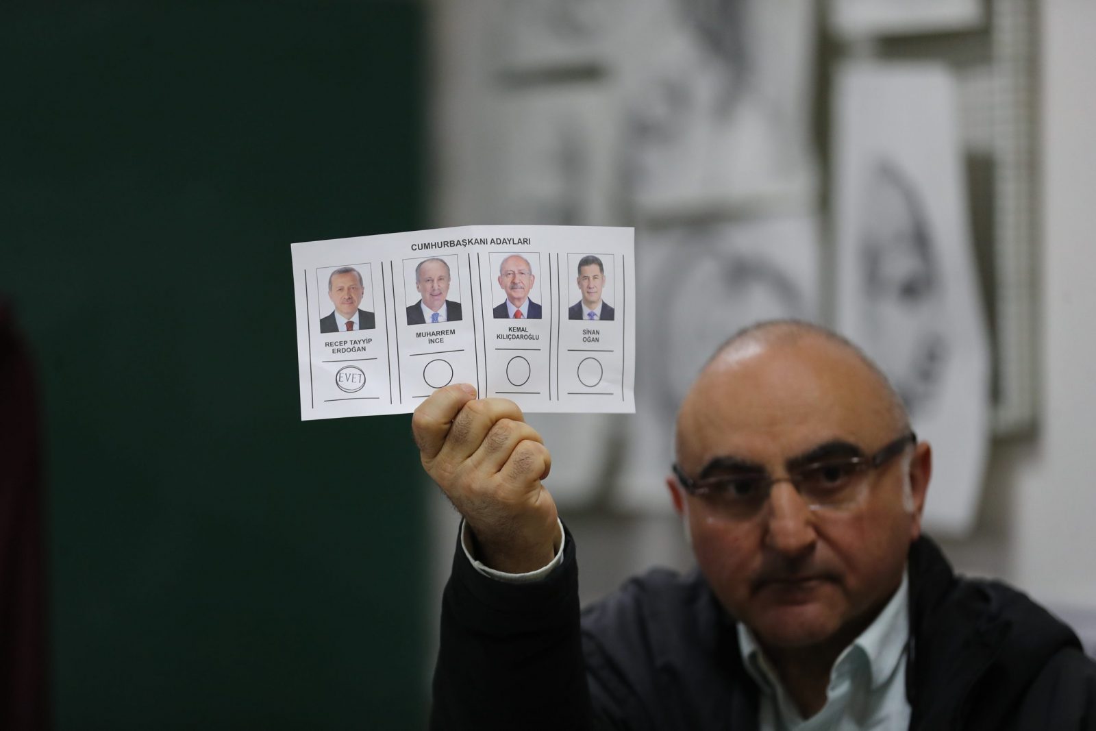 epa10627621 An official counts votes in Istanbul, Turkey, 14 May 2023, as the country holds simultaneous parliamentary and presidential elections.  EPA/ERDEM SAHIN