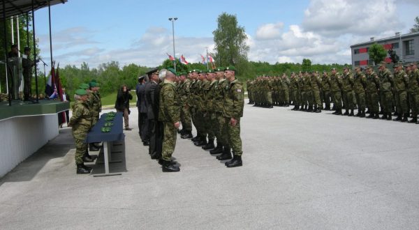 Petrinja, 15.05.2023 - Sveèanim postrojavanjem, uruèenjem nagrada, pohvala i zelenih beretki, te odavanjem poèasti poginulim i nestalim pripadnicima brigade, u petrinjskoj vojarni "Pukovnik Predrag Matanoviæ" na sveèan je naèin obiljeena 32. godinjica ustrojavanja 2. gardijske brigade Gromovi i 2. mehanizirane bojne Gromovi. Nagrade i pohvale pripadnicima mehanizirane bojne uruèili su ministar obrane Mario Banoiæ i naèelnik Glavnog stoera HV-a, admiral Robert Hranj. Zelene beretke je primilo 46 mladih vojnika.
foto HINA/ Zdravko STRIIÆ/ ik