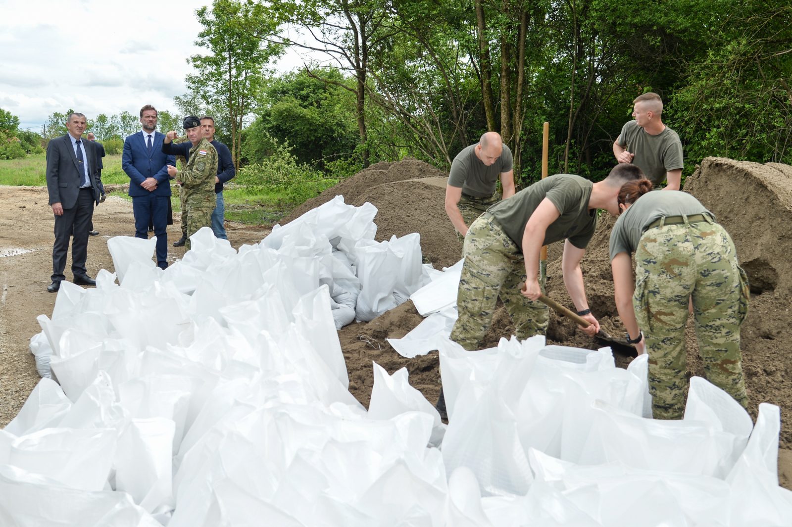 Nova Drenčina, 15.05.2023. - Ministar obrane Mario Banožić obišao je pripadnike Hrvatske vojske koji su u ponedjeljak angažirani na aktivnostima obrane od poplave na području Nove Drenčine u Sisačko-moslavačkoj županiji. Na terenu se trenutno nalazi oko 150 pripadnika Hrvatske vojske s pripadajućim materijalnim sredstvima, i to na području Nove Drenčine oko 100 pripadnika te na području Hrvatske Kostajnice 50 pripadnika Hrvatske vojske. foto HINA/ MORH/ F. Klen/ ml