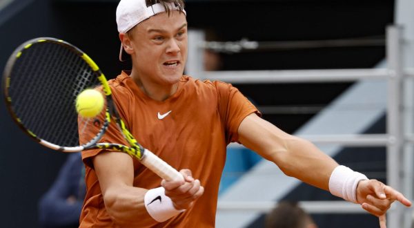 epa10630920 Holger Rune of Denmark in action during his men's singles fourth round match against Alexei Popyrin of Australia (not pictured) at the Italian Open tennis tournament in Rome, Italy, 16 May 2023.  EPA/FABIO FRUSTACI